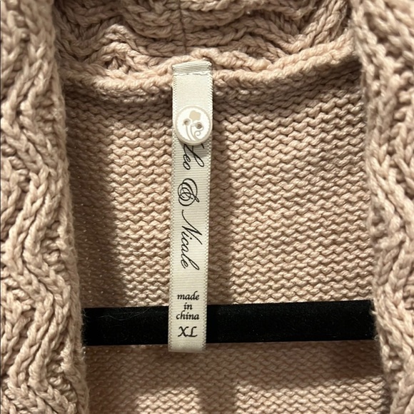 Leo & Nicole Cream Cardigan with Ribbed Knit Texture - Picture 2 of 3